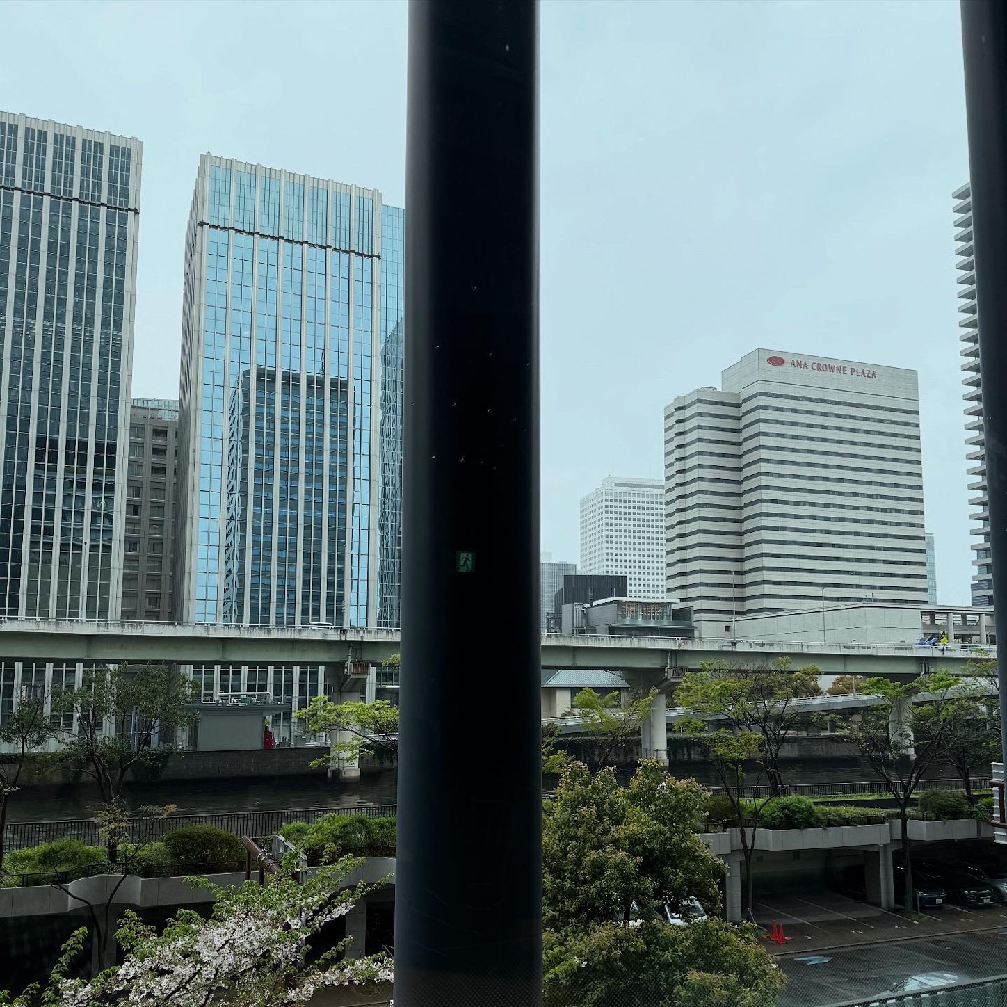 店内から見た堂島のビル街