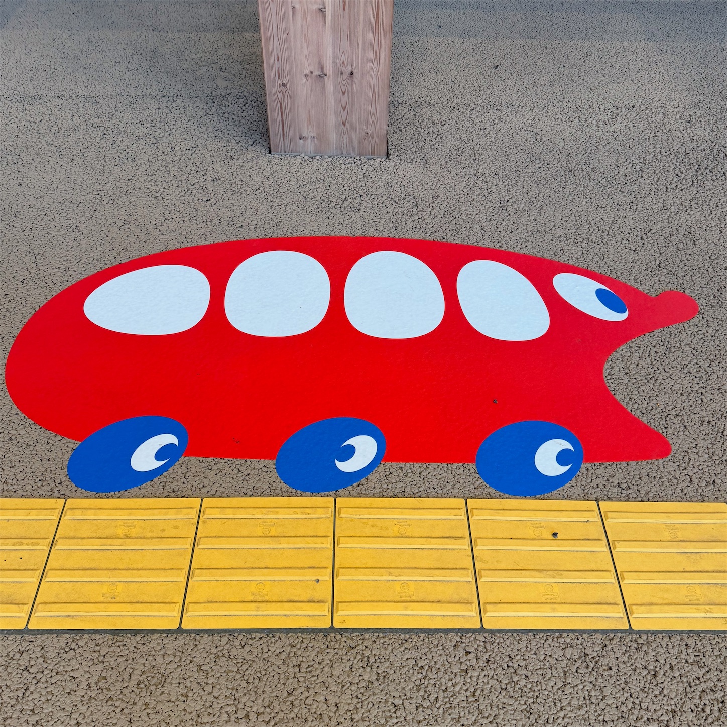 万博会場内の「こみゃく」アート
