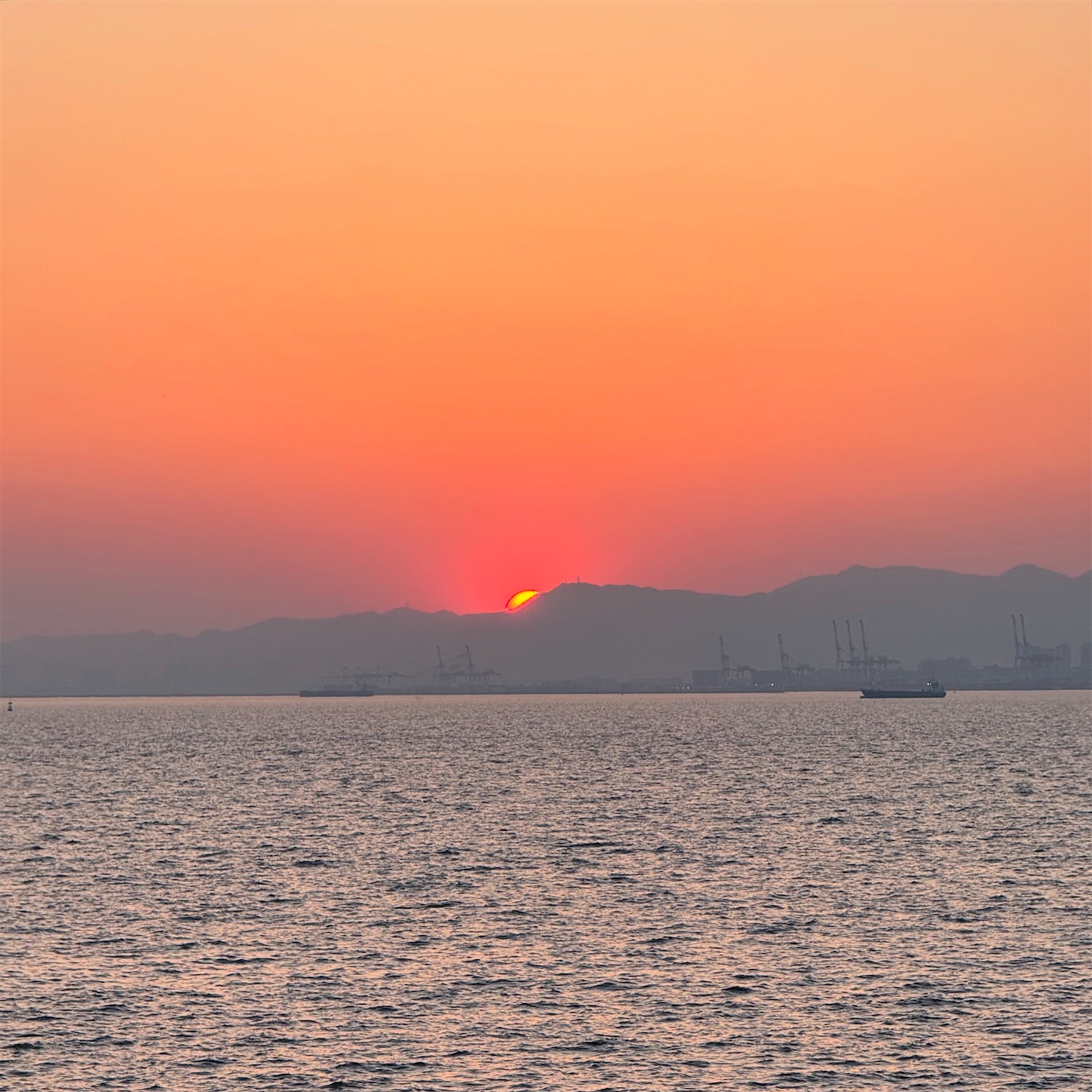 風の広場近くの休憩所から見る夕陽