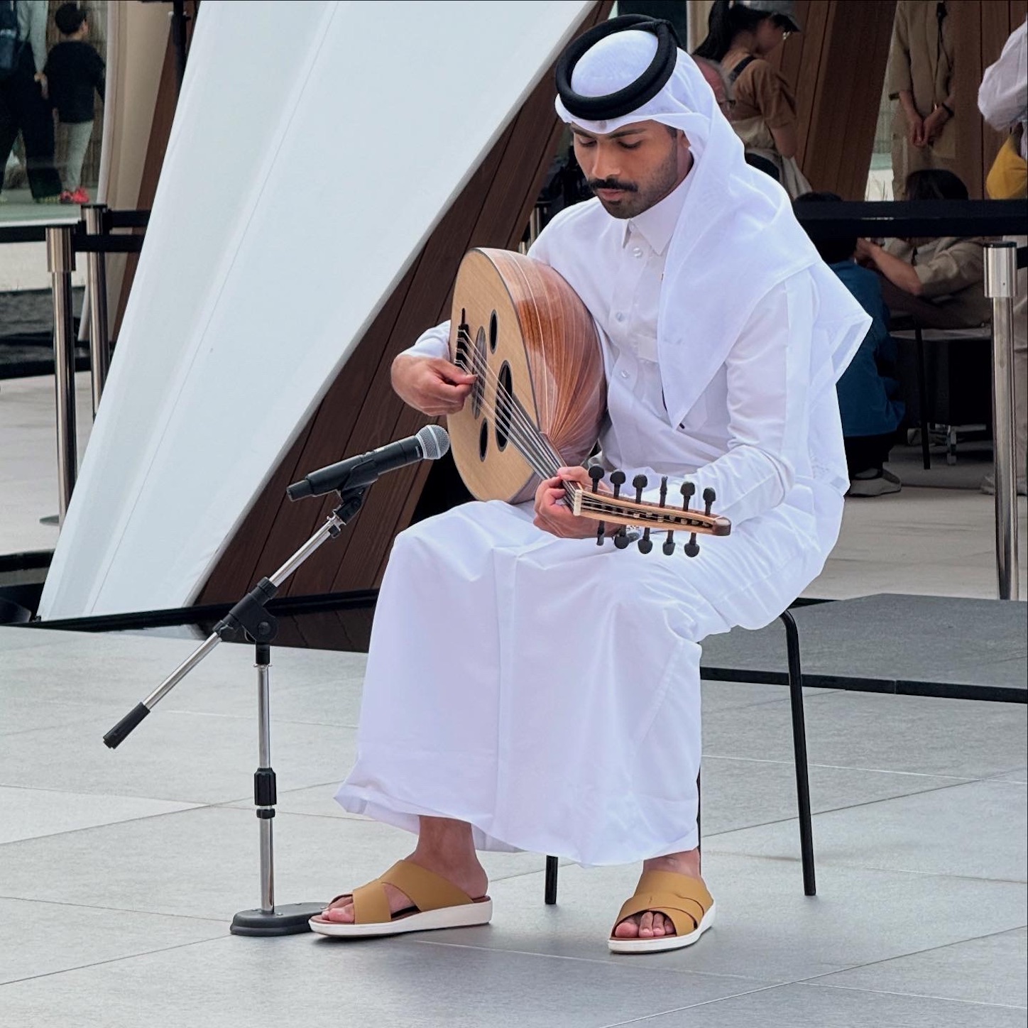 カタールパビリオンの弦楽器の独演会1 カタールパビリオンの弦楽器の独演会1