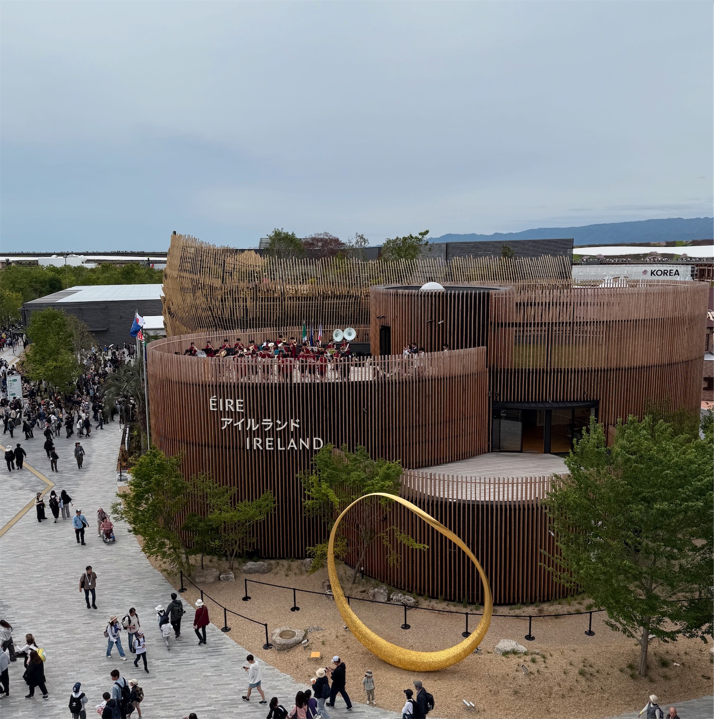 アイルランドパビリオンでの利晶学園大阪立命館中学校・高等学校の演奏 アイルランドパビリオンでの利晶学園大阪立命館中学校・高等学校の演奏