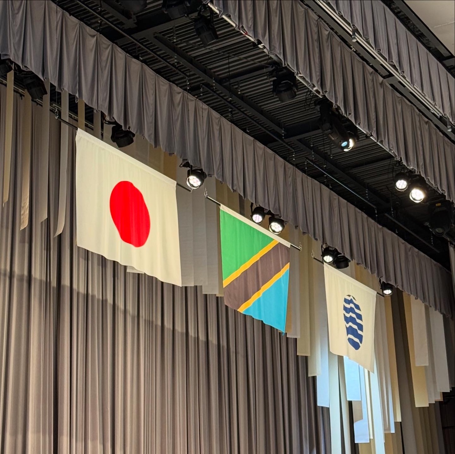 日本・タンザニア両国の国旗とBIE旗