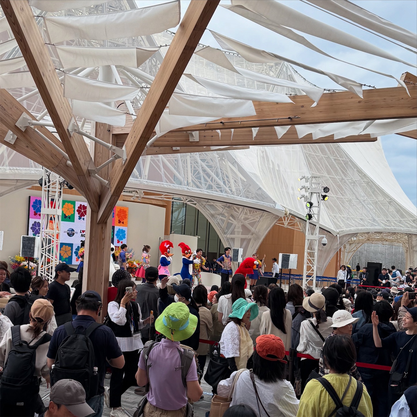 大阪ヘルスケアパビリオン前のUSJのイベント