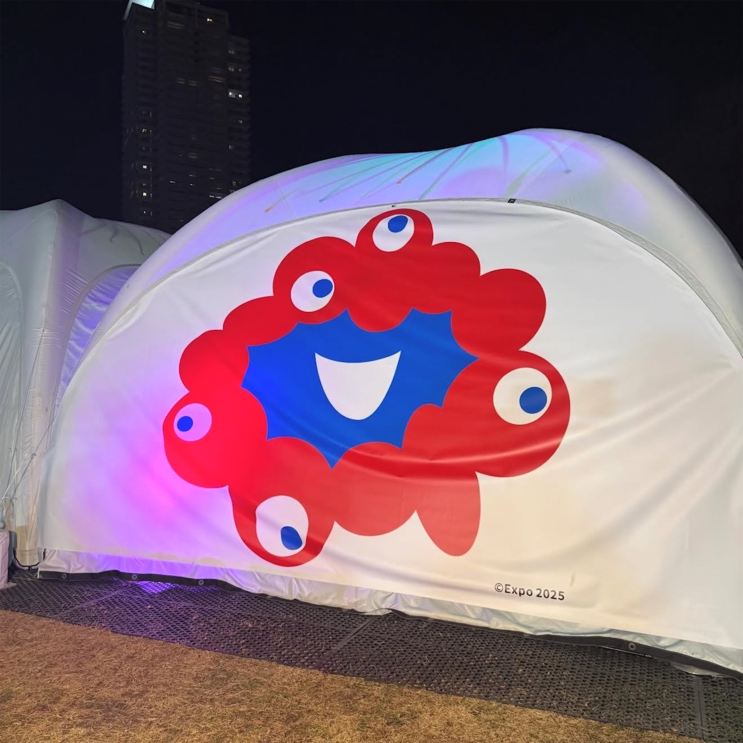 ミャクミャク印のテント