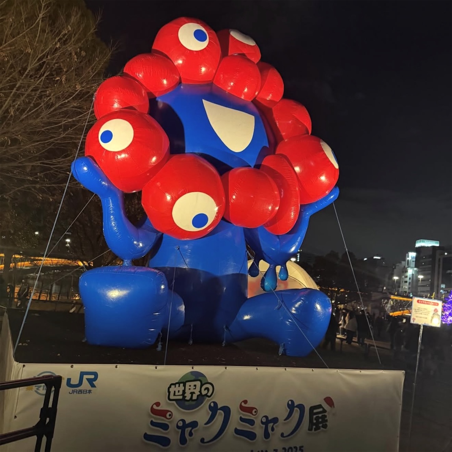 バルーンのミャクミャク像