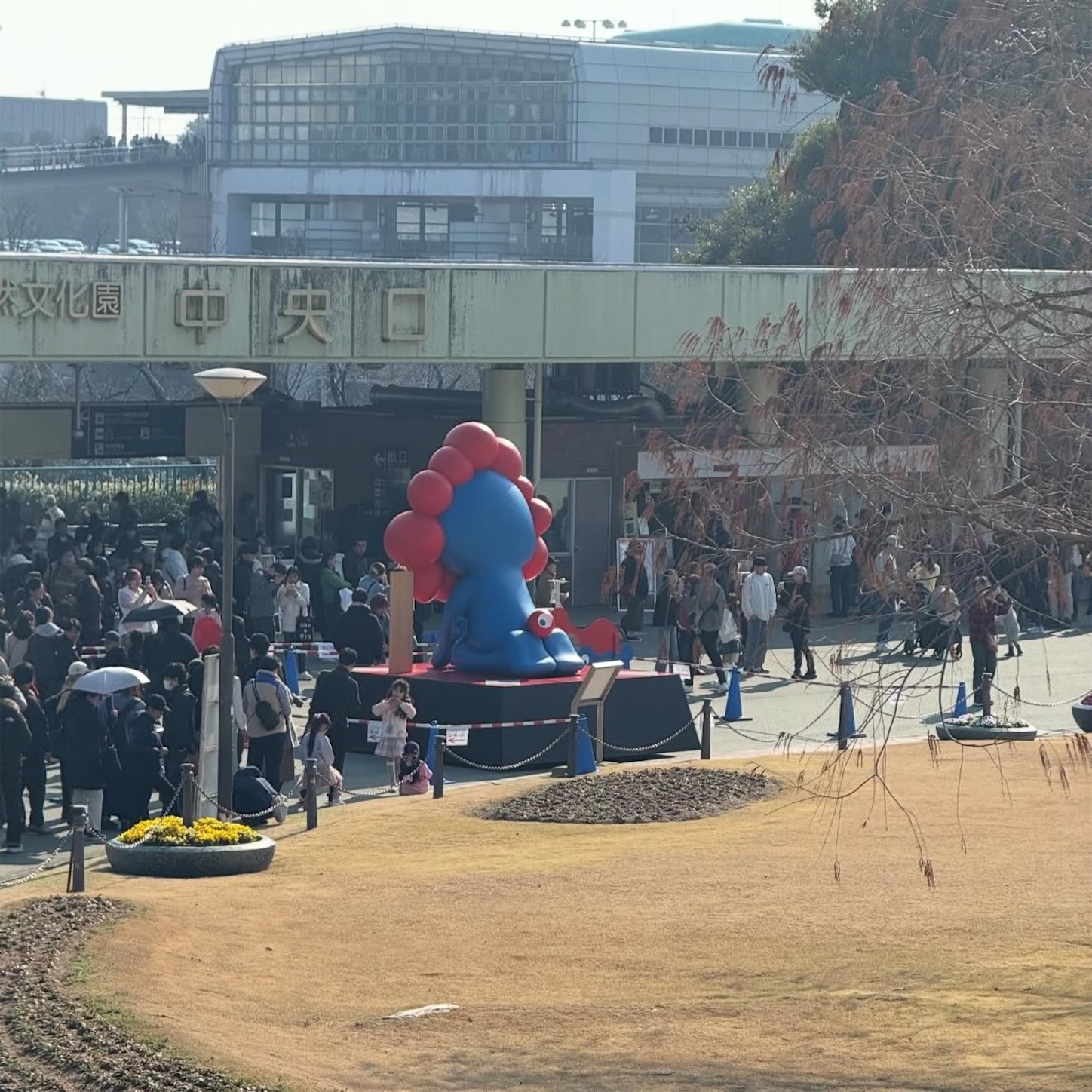 万博記念公園中央口前のミャクミャク像2 万博記念公園中央口前のミャクミャク像2