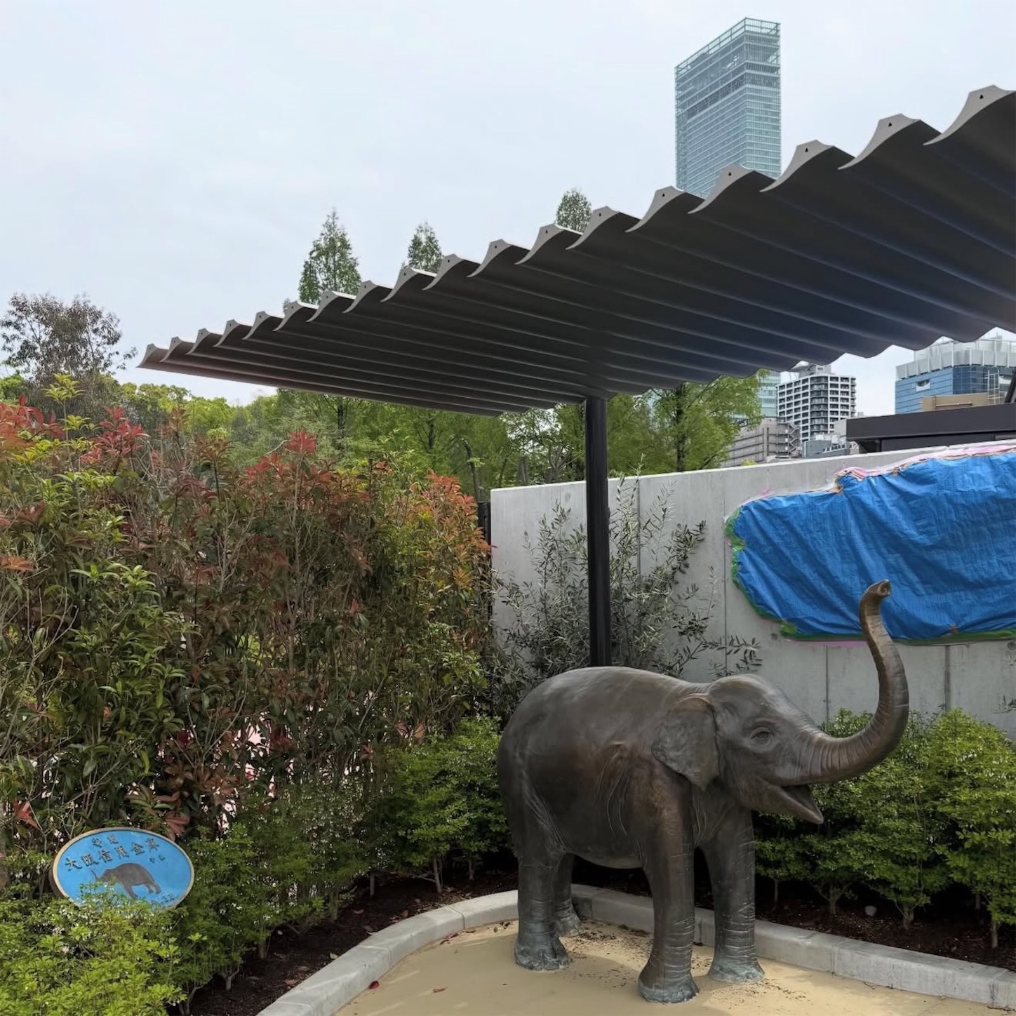 天王寺動物園のゾウ舎前の銅像 天王寺動物園のゾウ舎前の銅像
