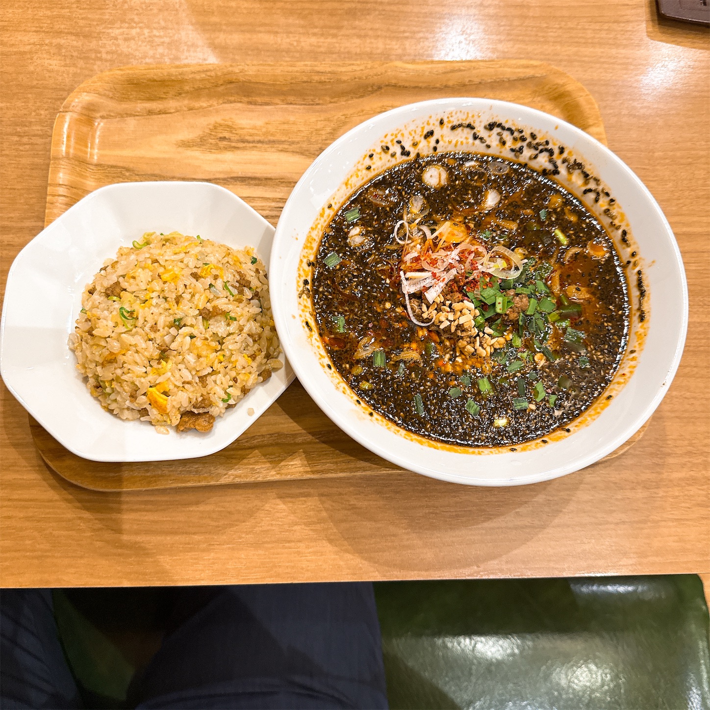 紅虎餃子房の黒胡麻担々麺と半炒飯のセット