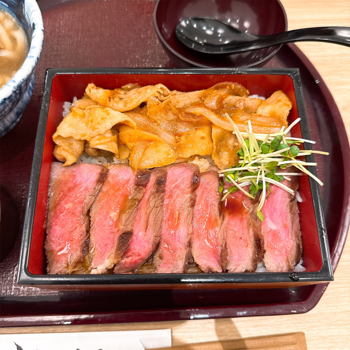 ビフテキ牛ノ福のメインの合盛重