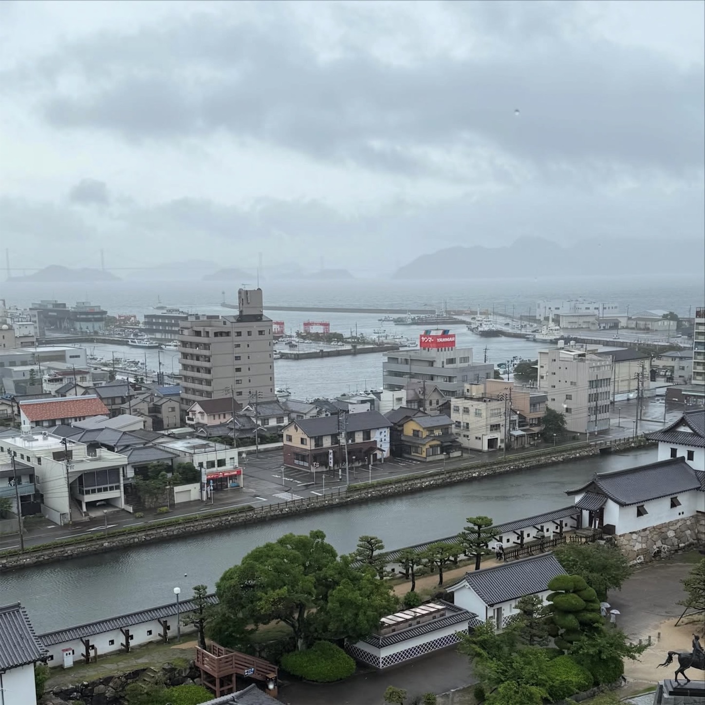 今治城天守から見たしまなみ海道