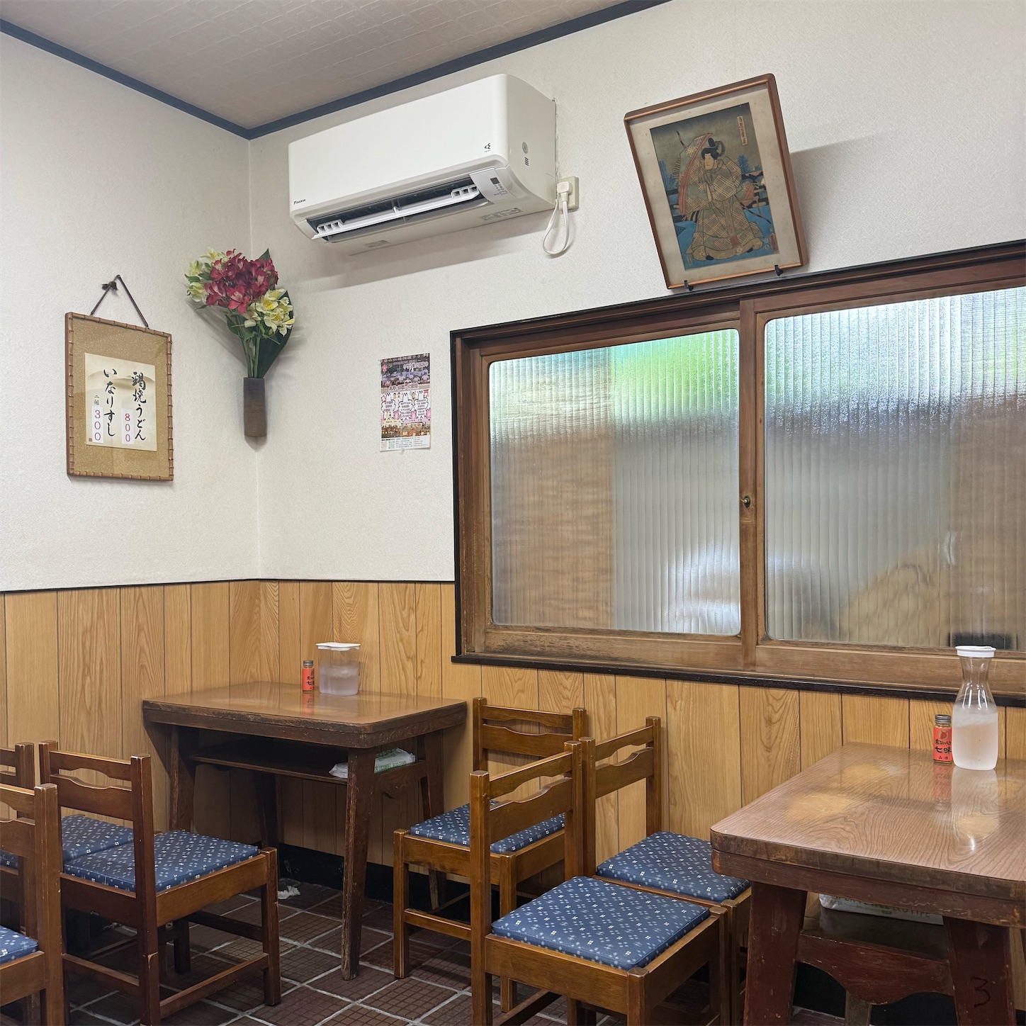 鍋焼きうどん小鳥の店内