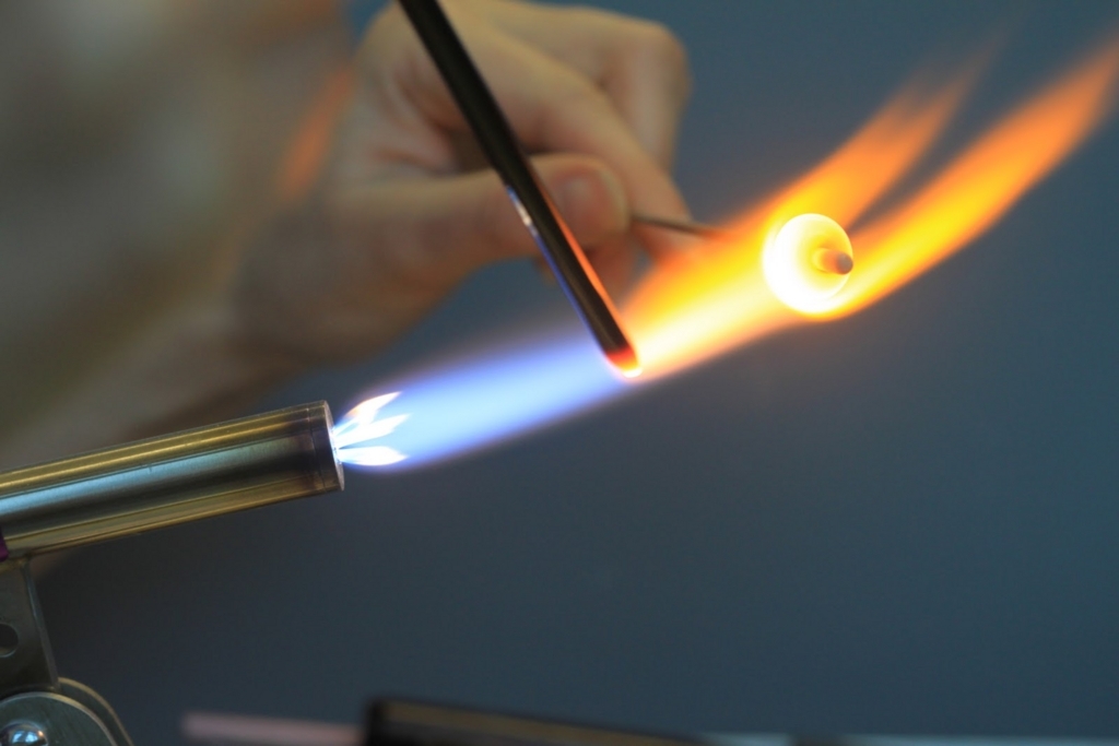 溶けた色ガラスの対流が形作る水中花のように妖しい世界 - メケメケ