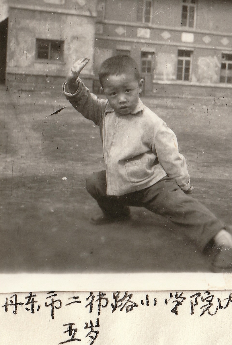 徐言偉、幼い時から中国武術の練習をする