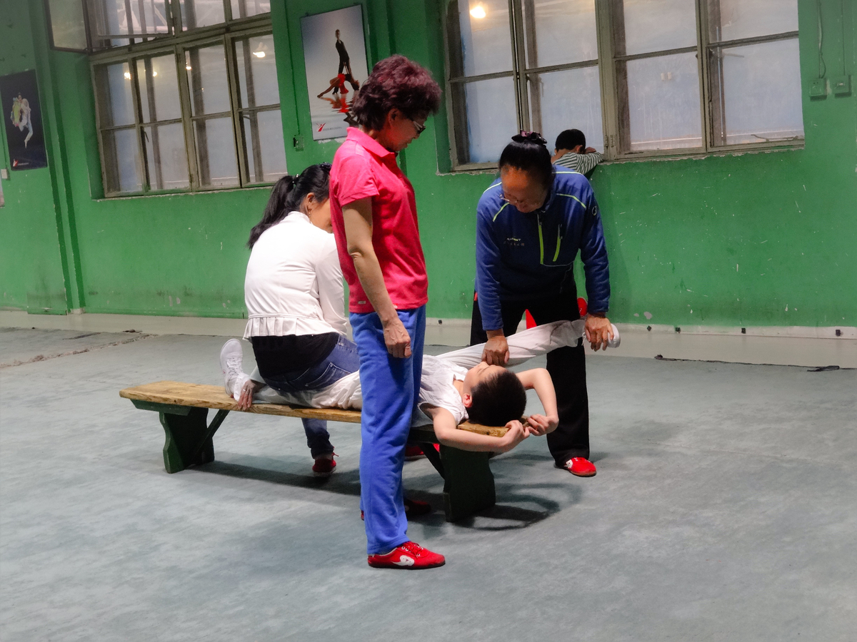 子供カンフー練習風景、柔軟性を高める