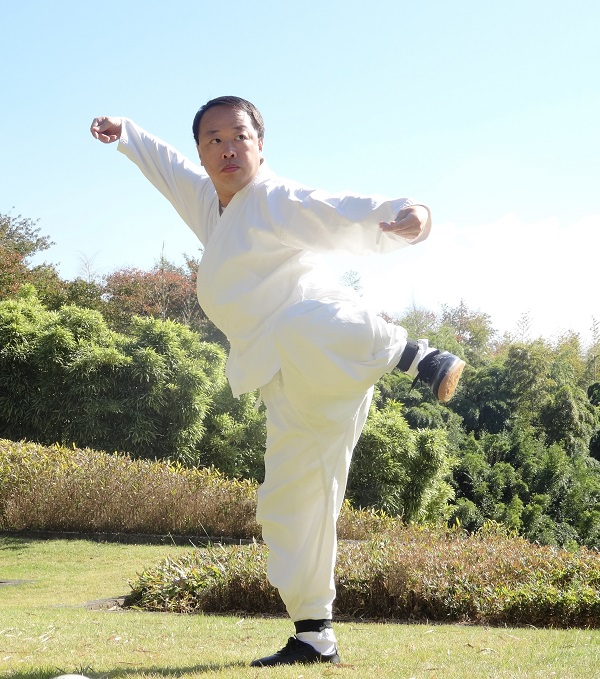 徐言偉、太極拳カンフー教室を主宰
