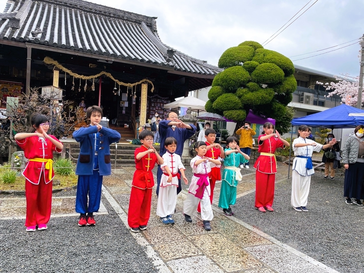 子供カンフーチーム お寺で演武