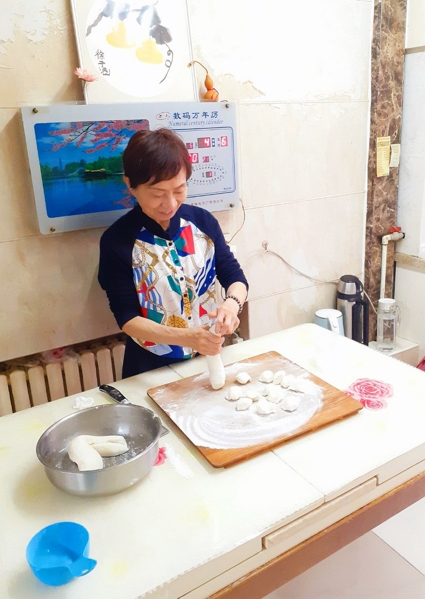 欒孝麗:ラン・コウレイ:8歳の時から徐其成に武術を習い、70歳になる今でも子どもチームで武術を教えている。その身体能力は父の追風刀の技を未だに軽々できるほど、素晴らしいものがある。徐言偉ブログ