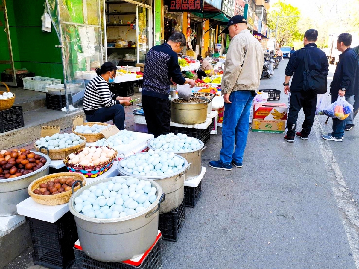 朝市の様子。鶏の卵だけでなく、アヒルの卵の塩漬けなどが売られています。徐言偉ブログ