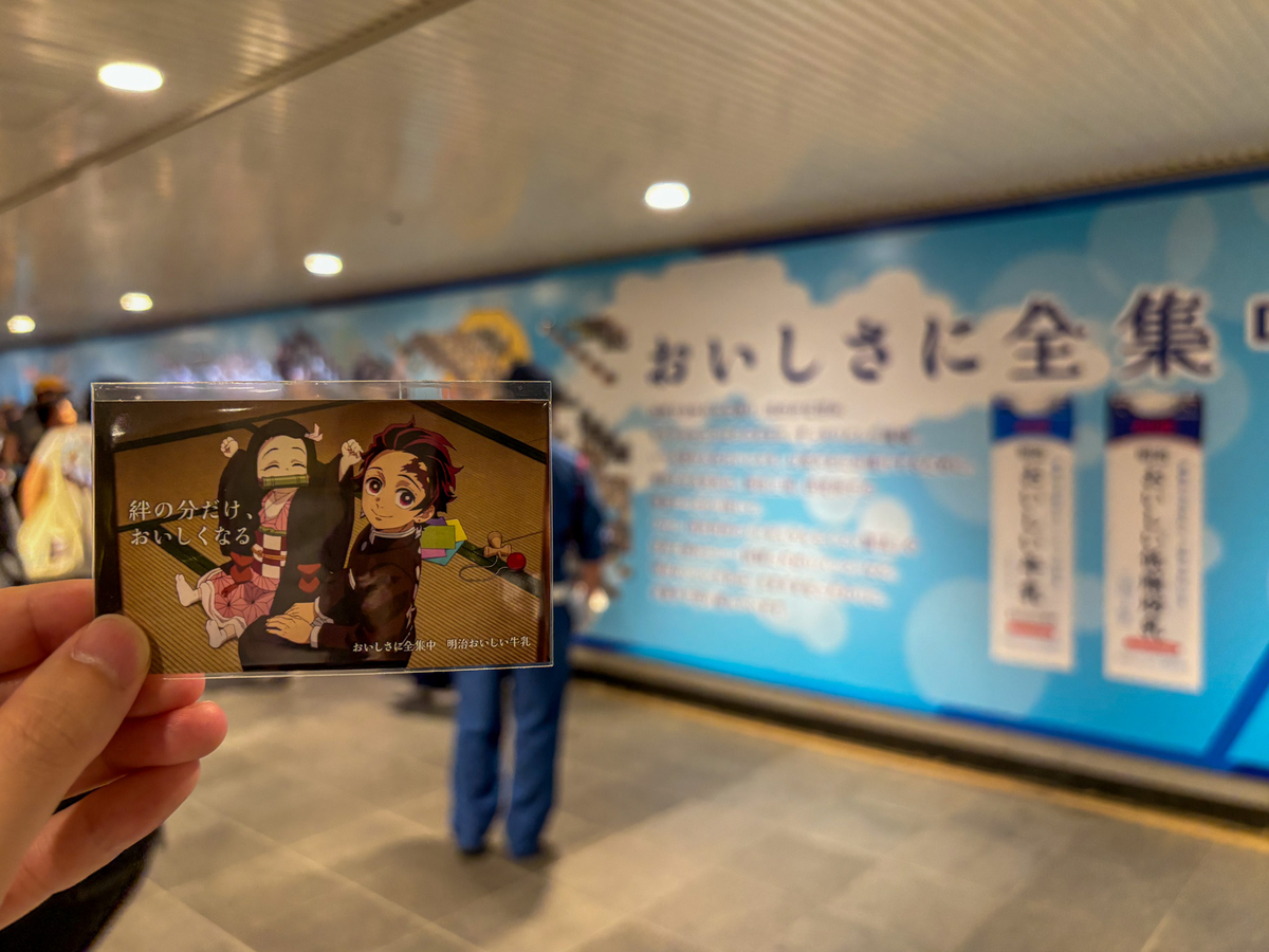 渋谷駅】謎の人だかりの正体は？「鬼滅の刃×明治おいしい牛乳」名場面