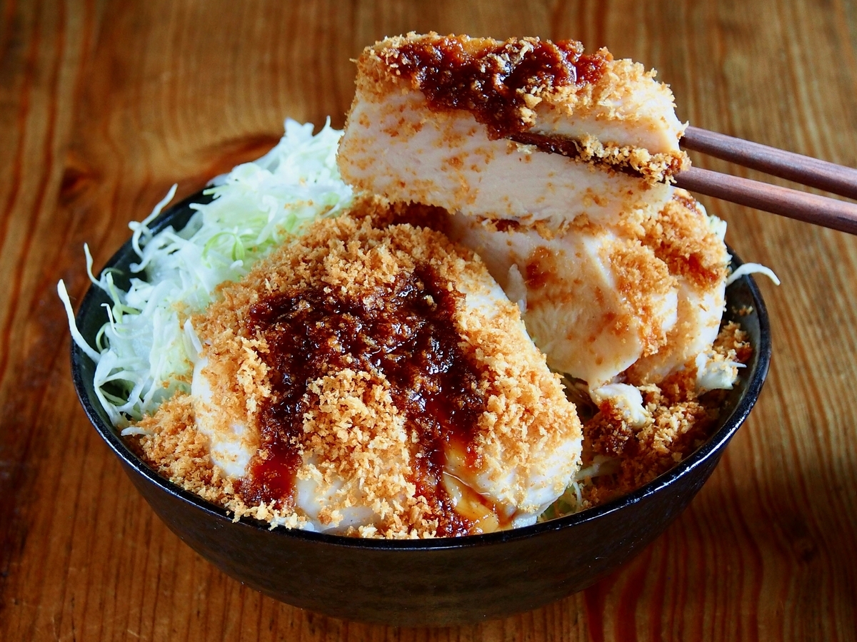 サラダチキンと炒めたパン粉で ソースチキンカツ風丼 がサクッとサクサクにできてしまう メシ通 ホットペッパーグルメ