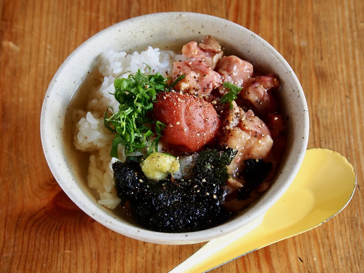 冷たい麦茶と焼き鳥の缶詰、梅干しの「夏のまかない茶漬け」をサラサラッと食べてみてほしい【ヤスナリオ】 - メシ通