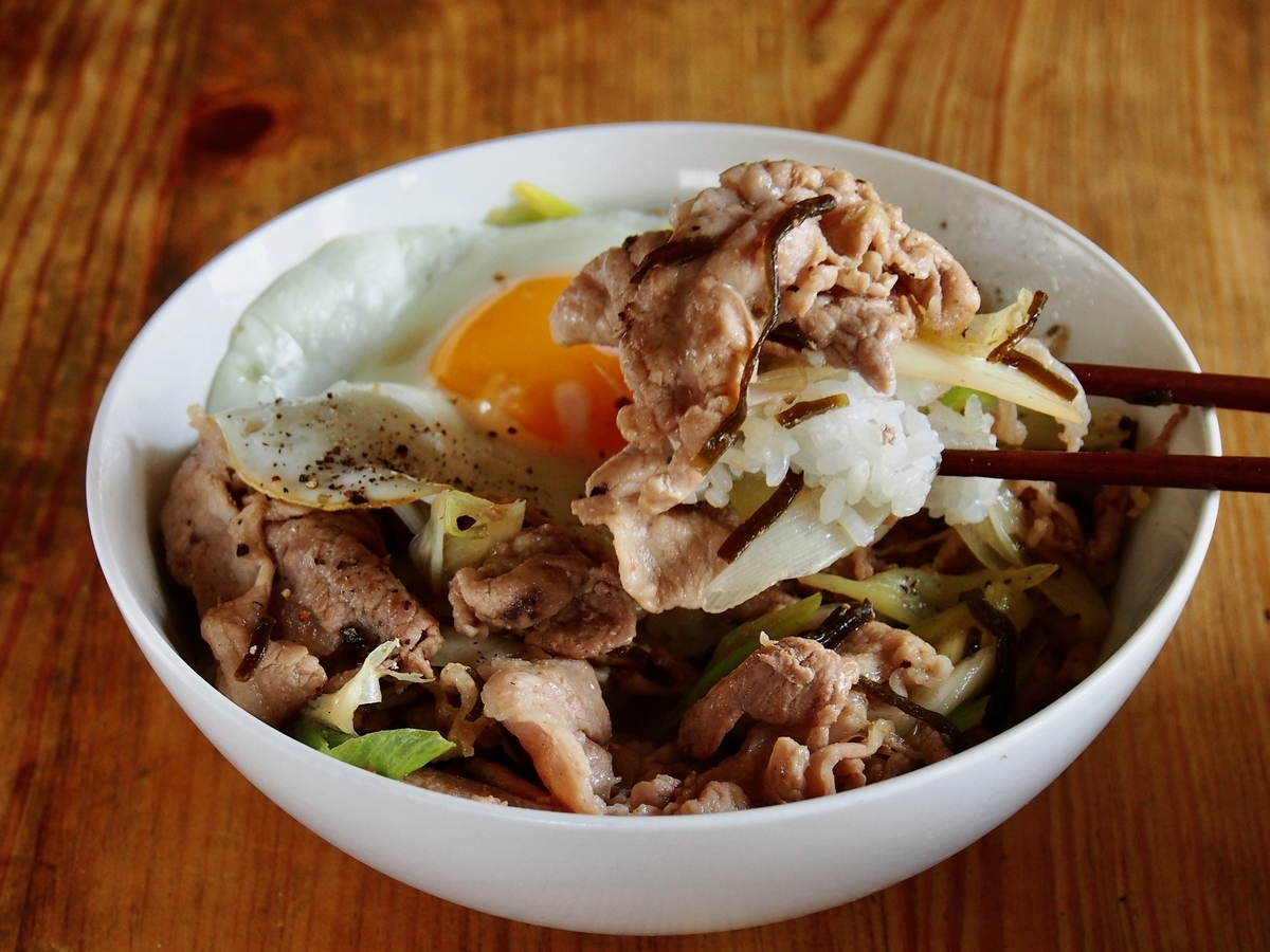 塩昆布のうま味と食感を足し算「塩昆布のにんにくねぎ塩豚丼」財布にもやさしいレシピ【ヤスナリオ】