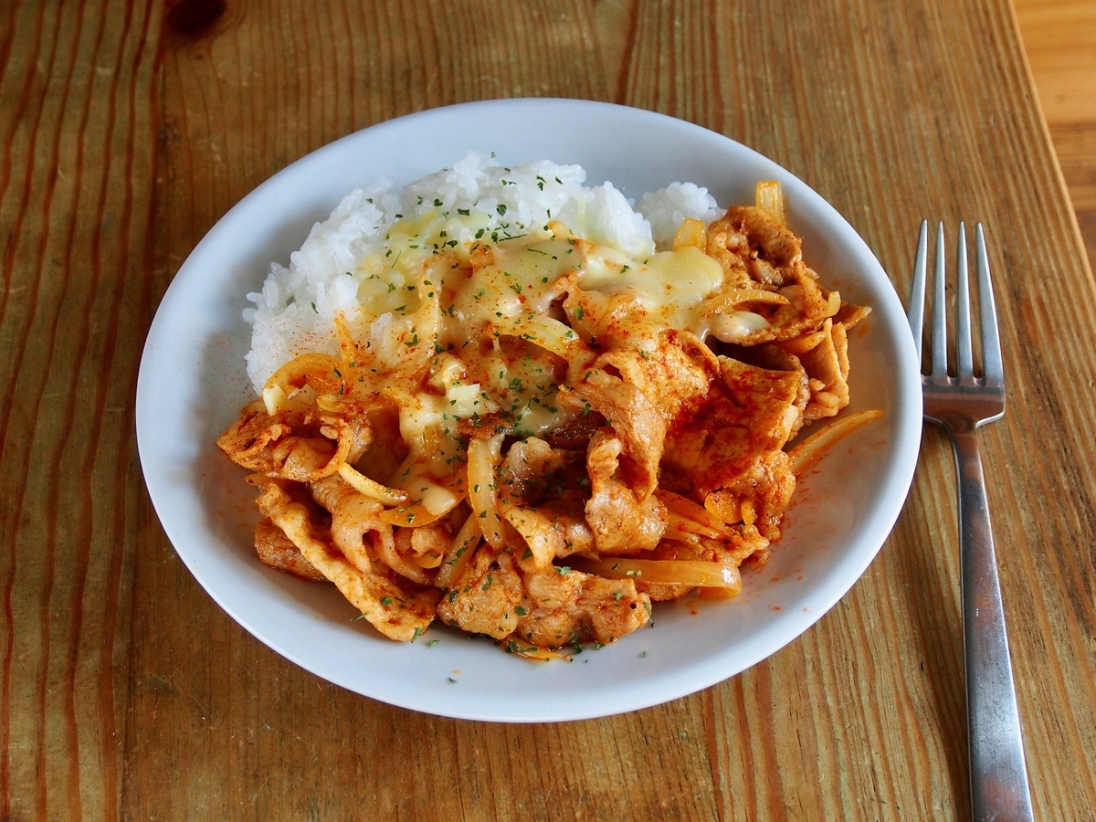 チリパウダー×豚肉×塩味で飾らず攻める「チリチーズ豚丼」のレシピ。ストリートタコス感あってウマい【ヤスナリオ】