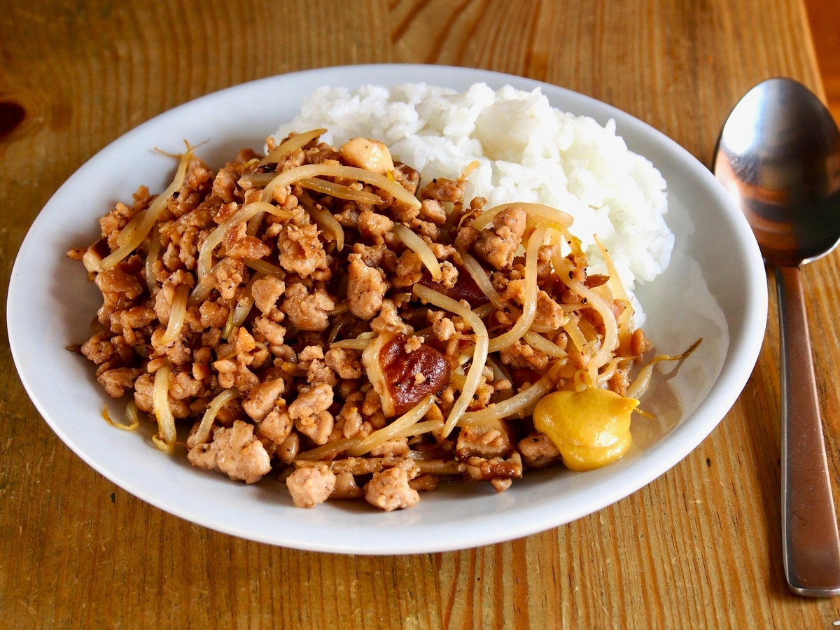 包丁なしのワンパン丼で“肉まんの中身”感。甘辛味で白メシがすすみすぎる【ヤスナリオ】