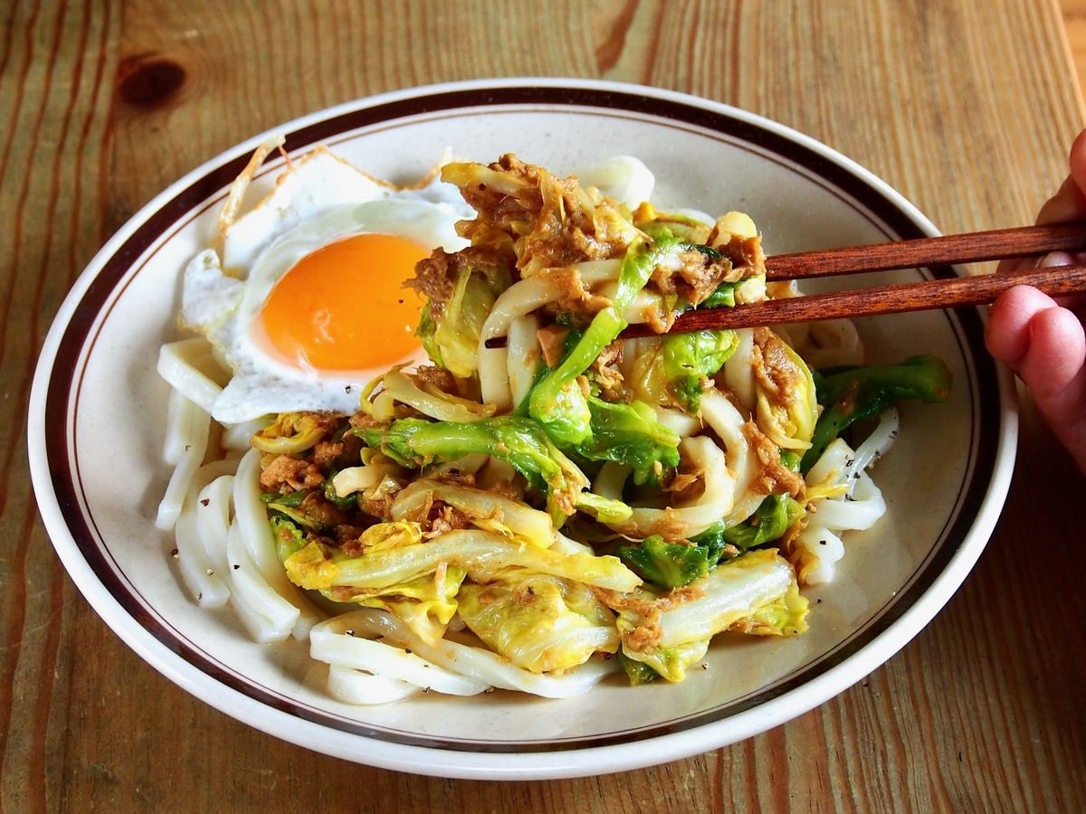 米を切らしててもOK。包丁いらずで「ツナと春キャベツの汁なしカレーうどん」が最高【ヤスナリオ】