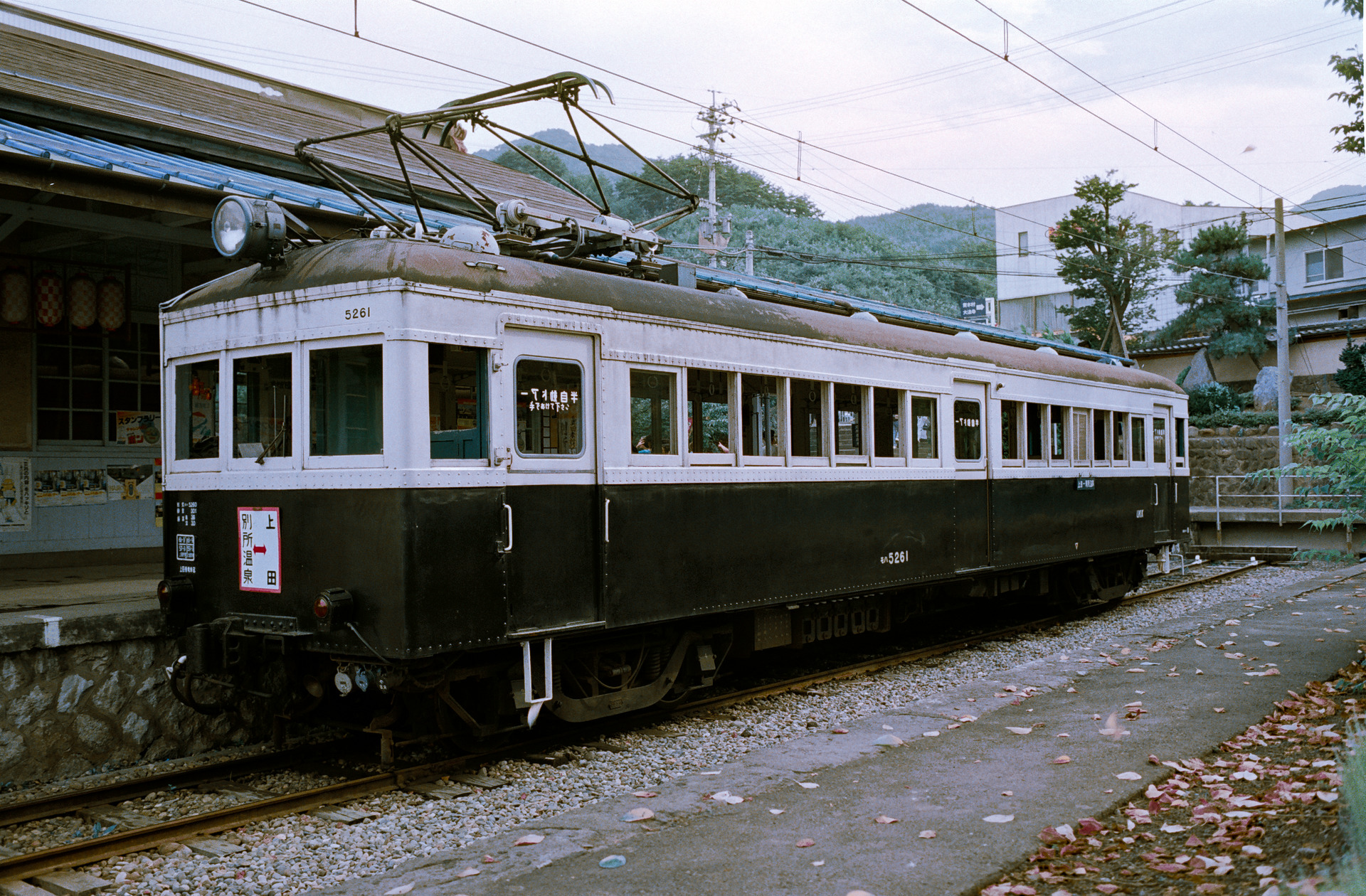 鉄道保線1 雪の北陸本線を行く521系普通列車。緑色がかった前面窓ガラスが雪景色