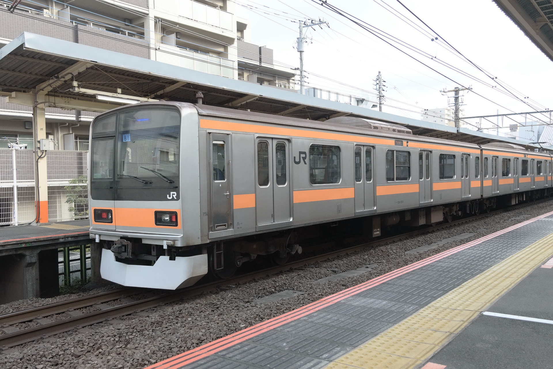 中央線で最後の活躍を続ける 209系 1000番台トップナンバー (81編成