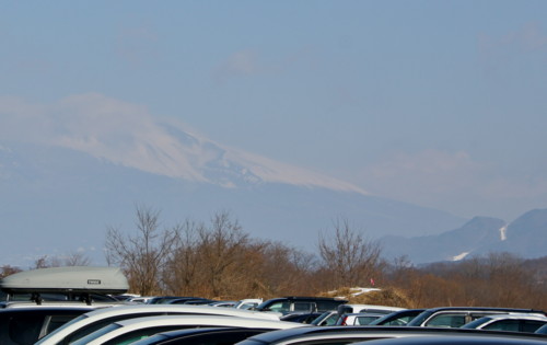 雪雲のかかった浅間山と、スキー場。(25.1.30)