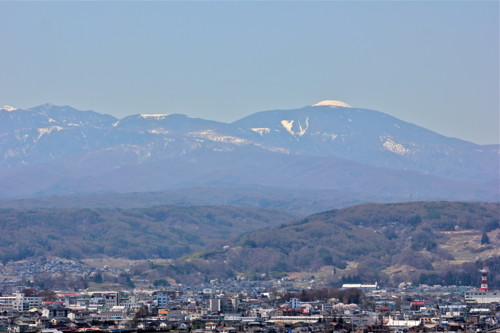 空気が澄んで、遠くの山もはっきりリと…。(26.4.24)