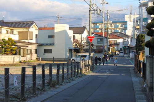 寒い朝、元気に登校する小学生。(26.11.19)(
