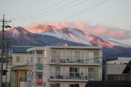 「紅浅間」、我が家の二階から。(