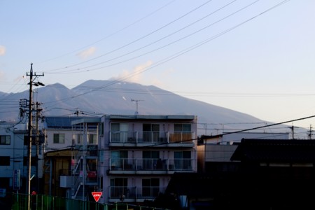 「浅間山」から、わずかに噴煙が…。(28.4.15)(6:00)