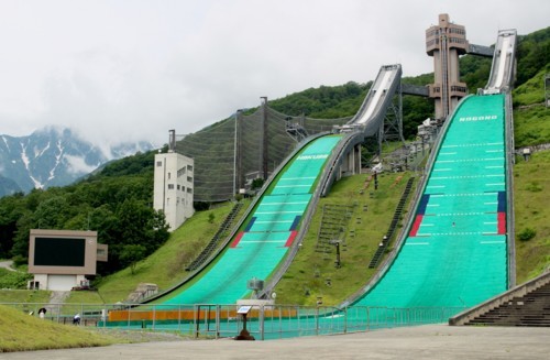 「五龍岳」をバックに「白馬・スキージャンプ台」(29.7.17)