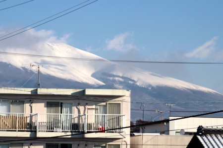 「浅間山」には、雪雲がかかり…。(30.2.5)