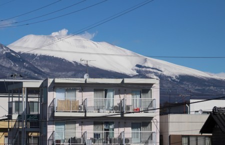 雪雲が切れて、「白銀の浅間山」が…。(30..2.6)(10:56)