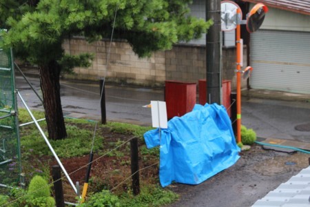 雨中の「古紙出し」、「ブルーシート」を掛けて…。(30.7.6)