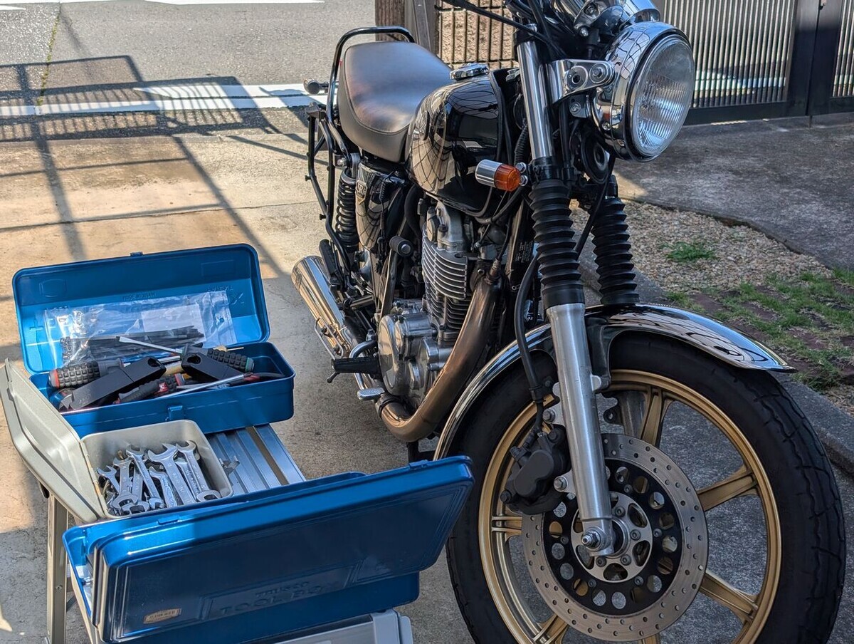 SR400: GIVI E22N用のMOTOKO社製ホルダーとDAYTONA社製リアキャリアを 