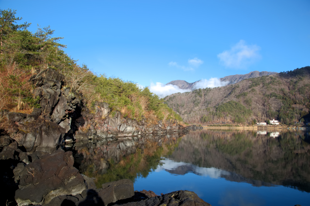 f:id:years44:20180325005520j:plain 湖の岩場"f:id:years44:20180325005520j:plain"