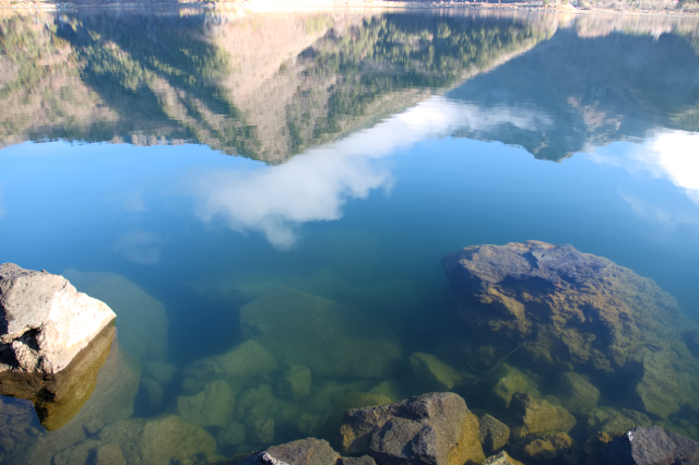 f:id:years44:20180325005537j:plain 湖底の岩場"f:id:years44:20180325005537j:plain"