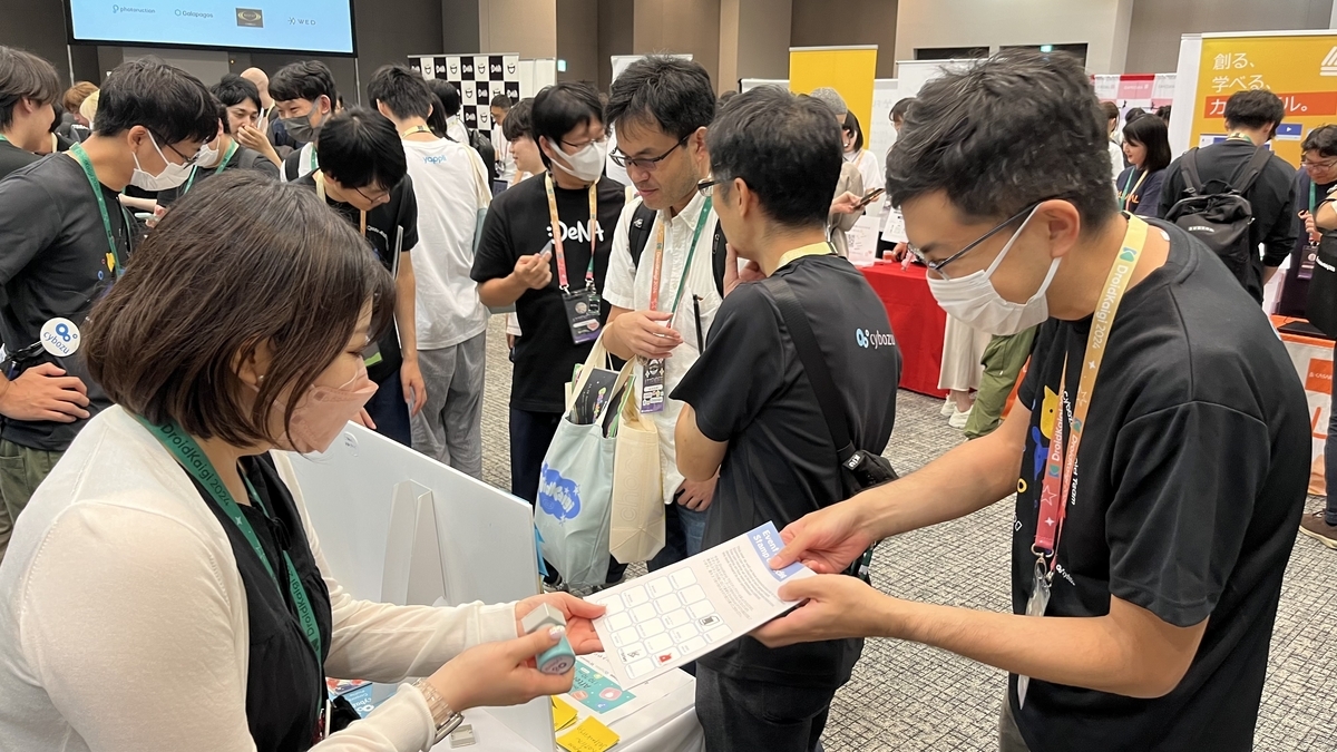 スタンプラリー参加者がスタンプを押してもらっている様子