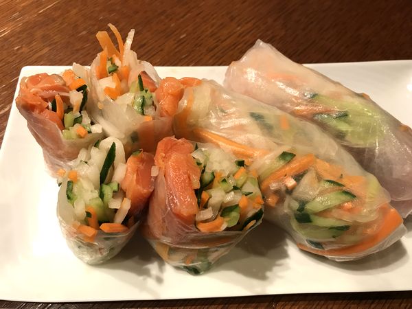 【冷前菜】スモークサーモン入り大根サラダの生春巻き 【冷前菜】スモークサーモン入り大根サラダの生春巻き
