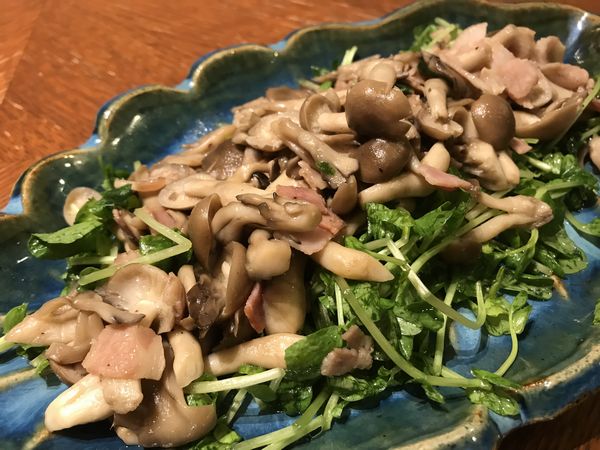 きのこたっぷり!豆苗とベーコンの温サラダ きのこたっぷり!豆苗とベーコンの温サラダ