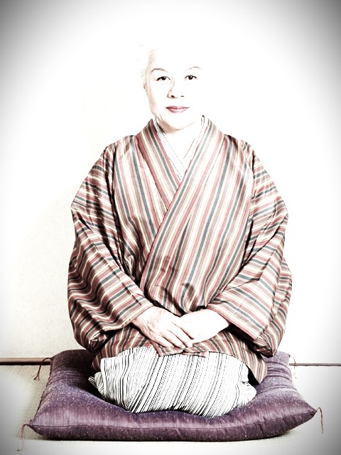 夢で遭遇したおばあさんは、なんだか母のようでもあり、母方の祖母のようでもありました。その人物が叔父の死を私に伝えました。