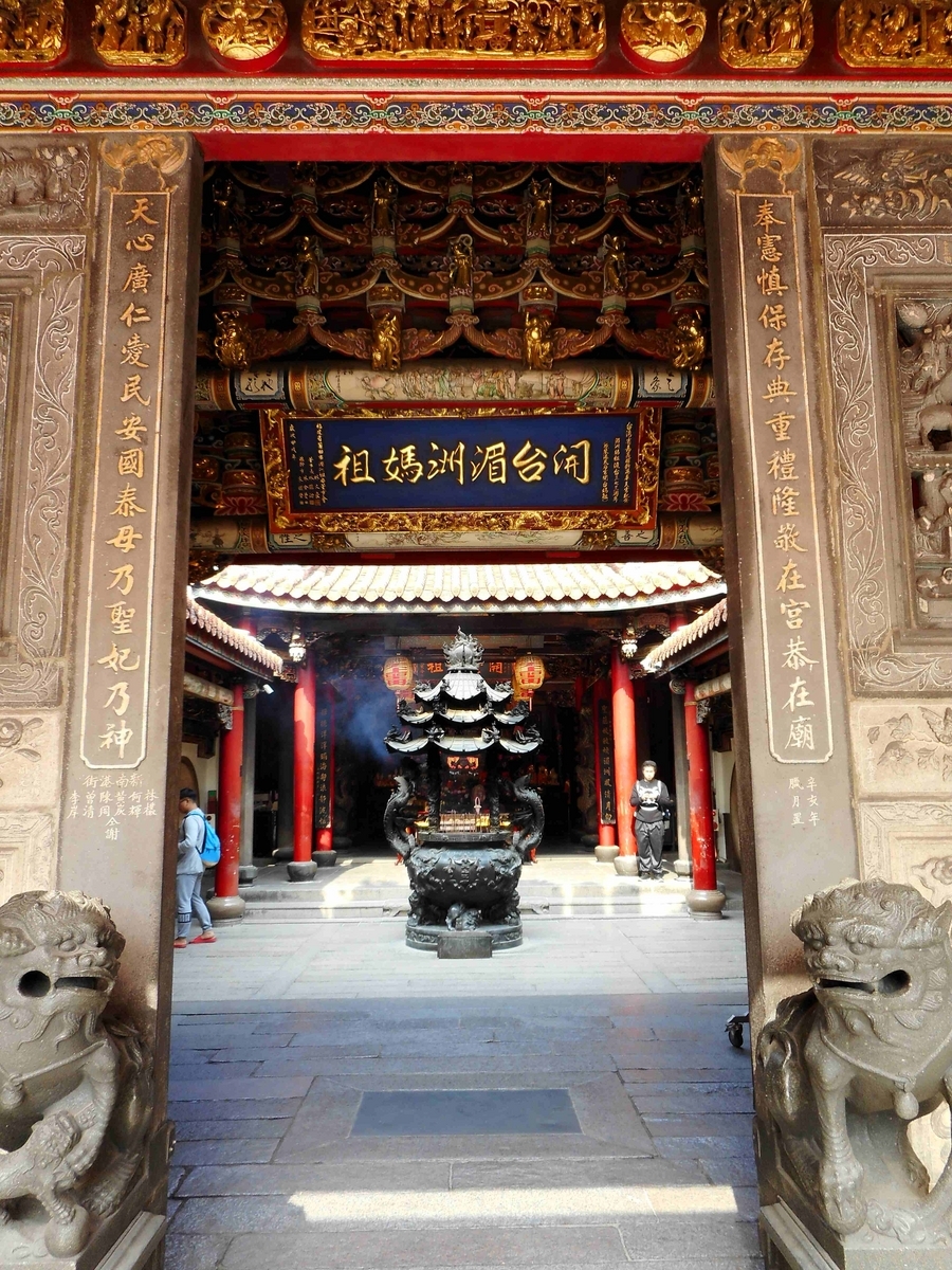 台湾の道教寺院は、いまだに重要な信仰の対象です。どんな小さな道教寺院でも一日中、参拝者のともす線香の香りが途切れることはありません。