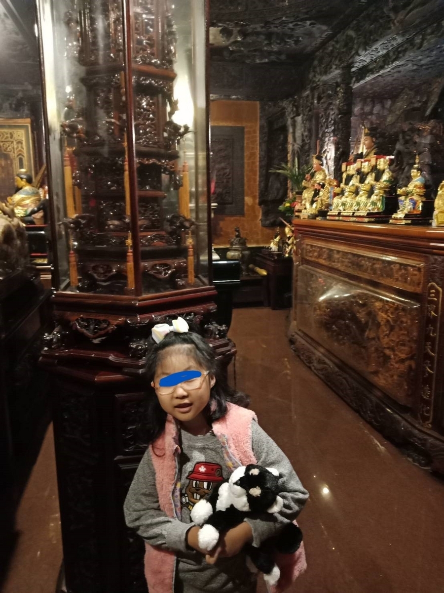 道教寺院の内部。由来が異なる様々な神々の像が、所狭しと安置されています。子供が内部で遊んでも、咎められることもありません。