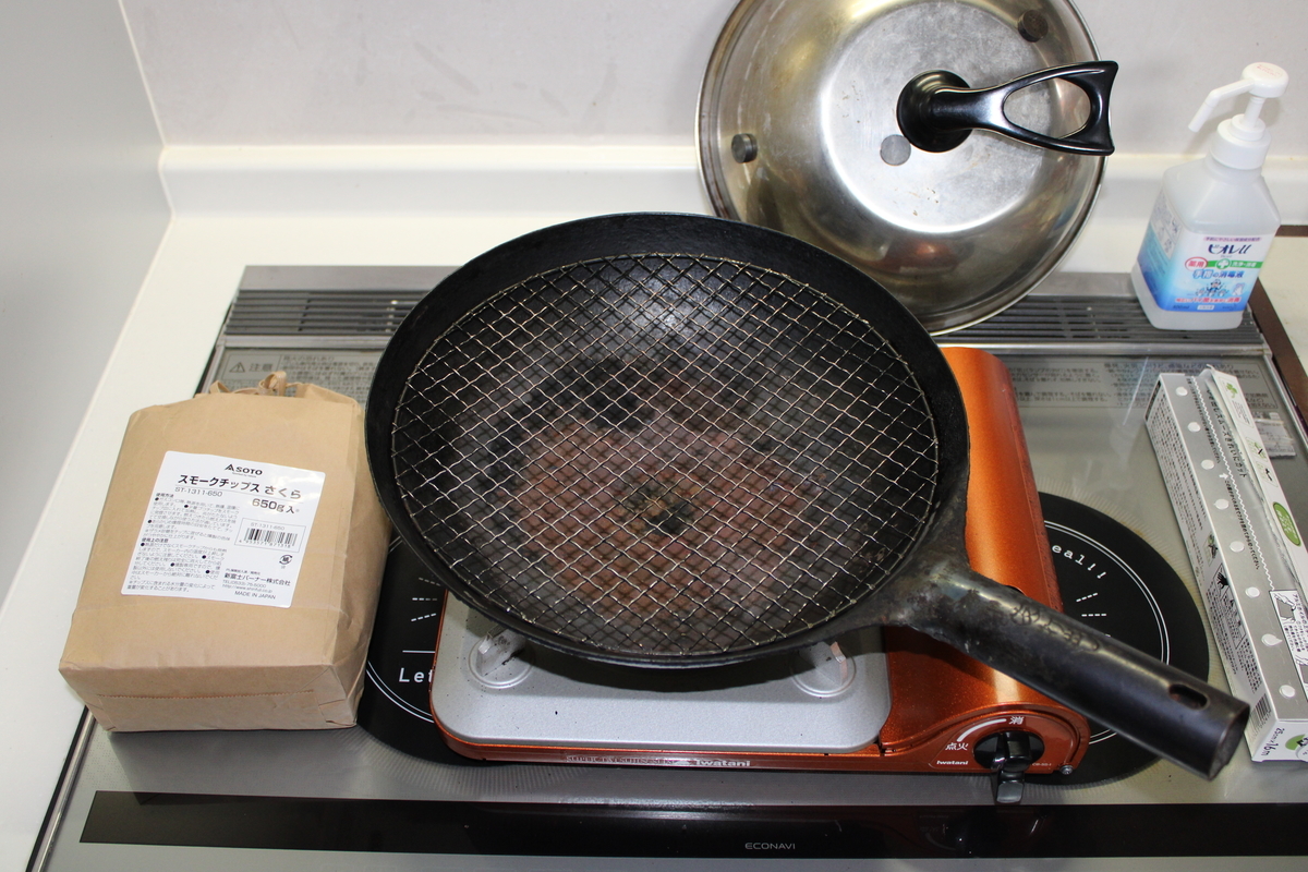 スモーク~週末、中華鍋で肉を燻す~ 説明回】中華鍋燻製のやり方を書いてみました♪＃52 - yukainaキッチン燻製